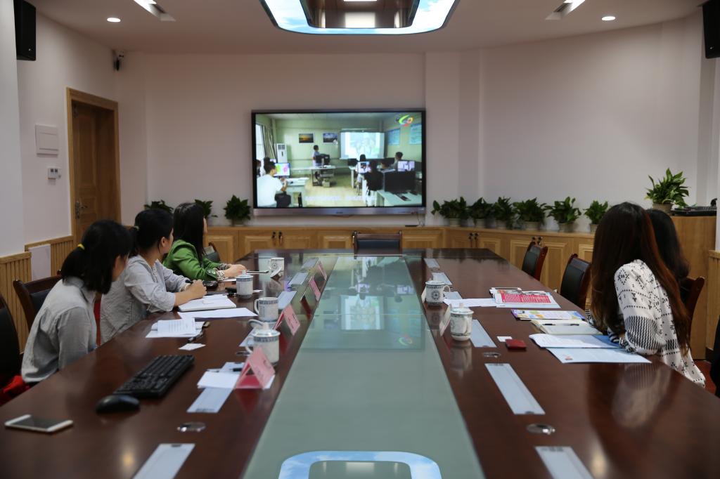 与会人员观看爱体育电子官方网站介绍短片