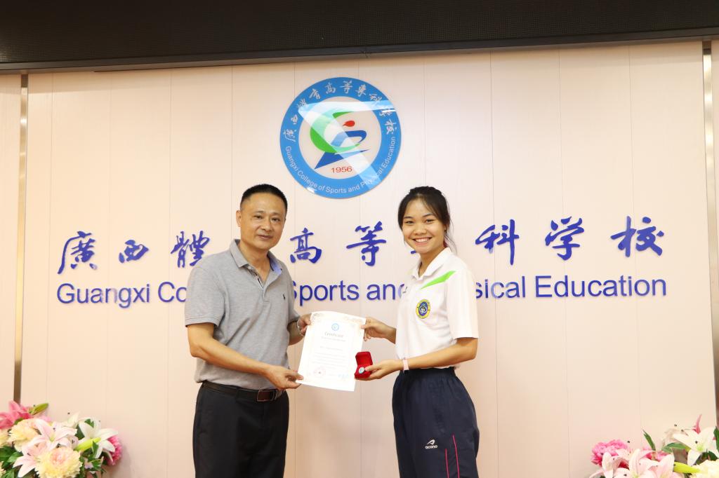 黄河主任给留学生颁发结业证书