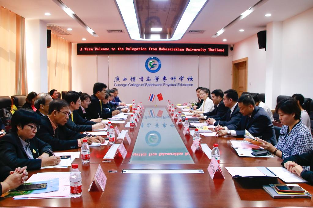 两校代表团进行会谈