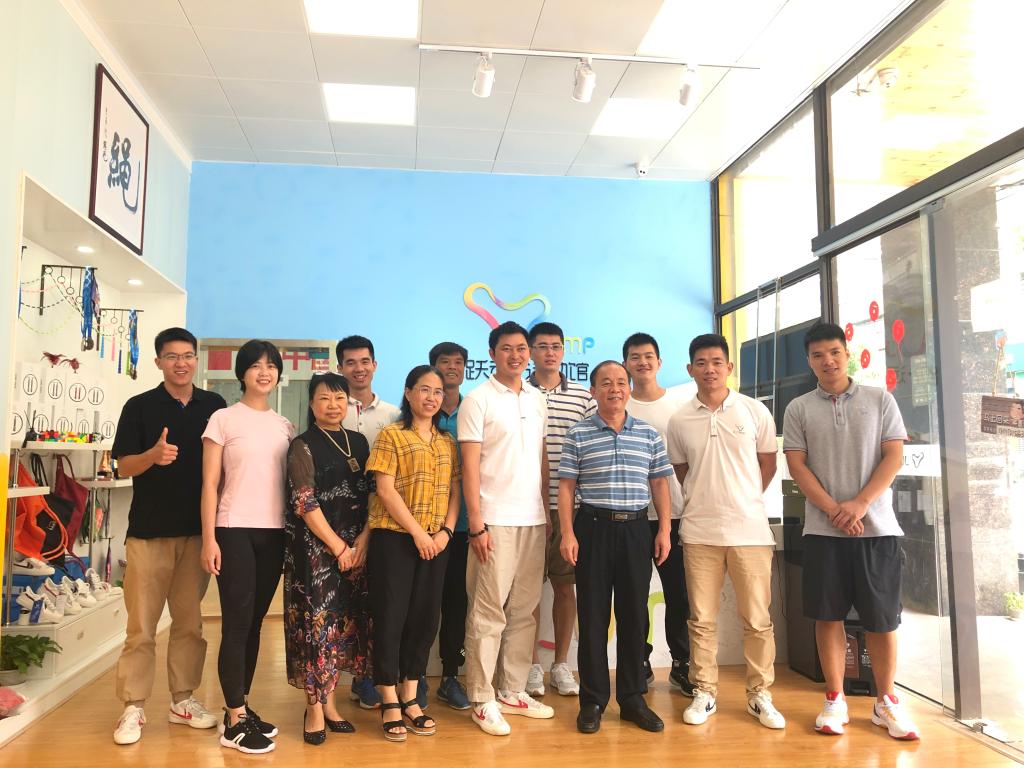 项目团队与企业代表合影