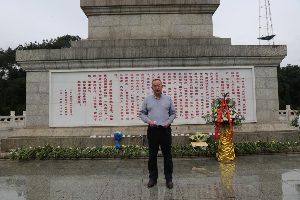 党员代表覃世东同志向全体党员重温了革命先烈邱少云、张思德的事迹 党员代表覃世东同志向全体党员重温了革命先烈邱少云、张思德的事迹