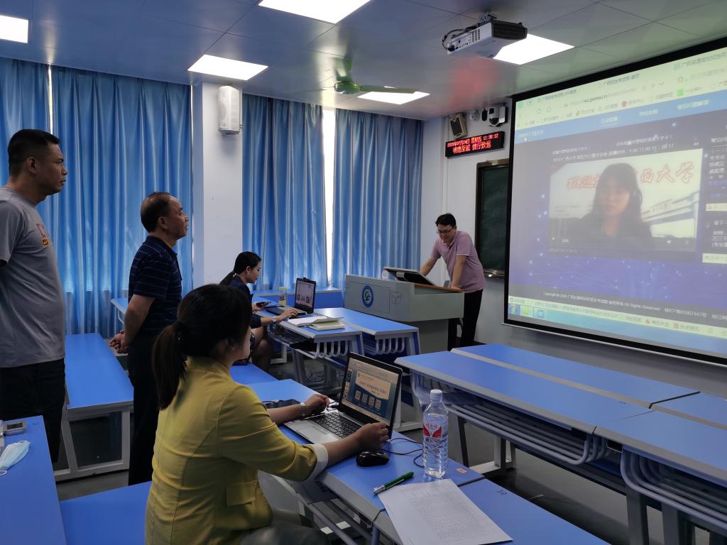 覃杨彬副校长视察爱体育电子官方网站招生网上咨询会直播情况