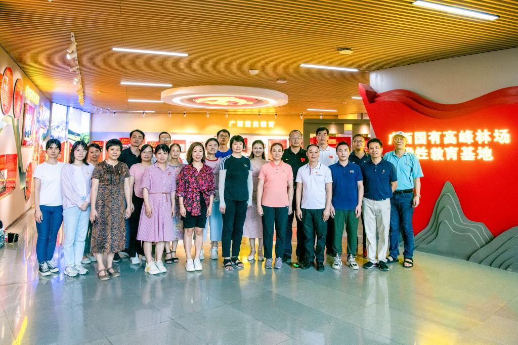 参加活动的全体党员在党性教育基地合影留念