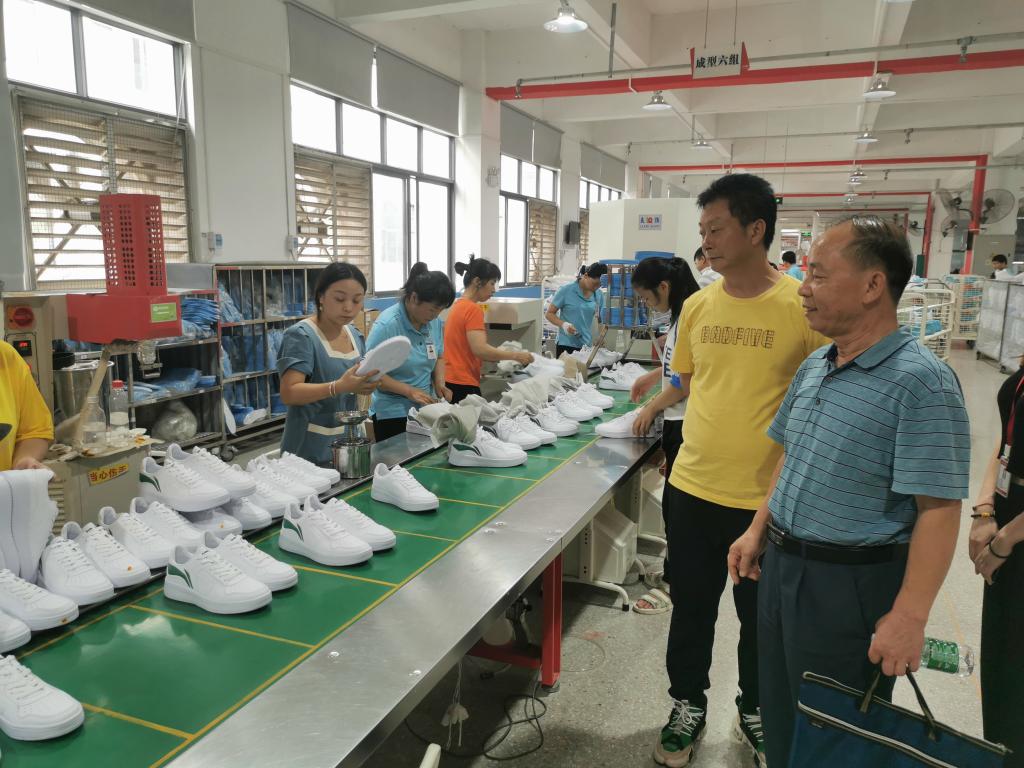 覃杨彬副校长参观广西李宁体育用品有限公司生产车间