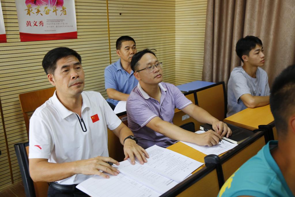 爱体育（中国）党委副书记、校长胡英清检查马克思主义学院教师课堂教学情况