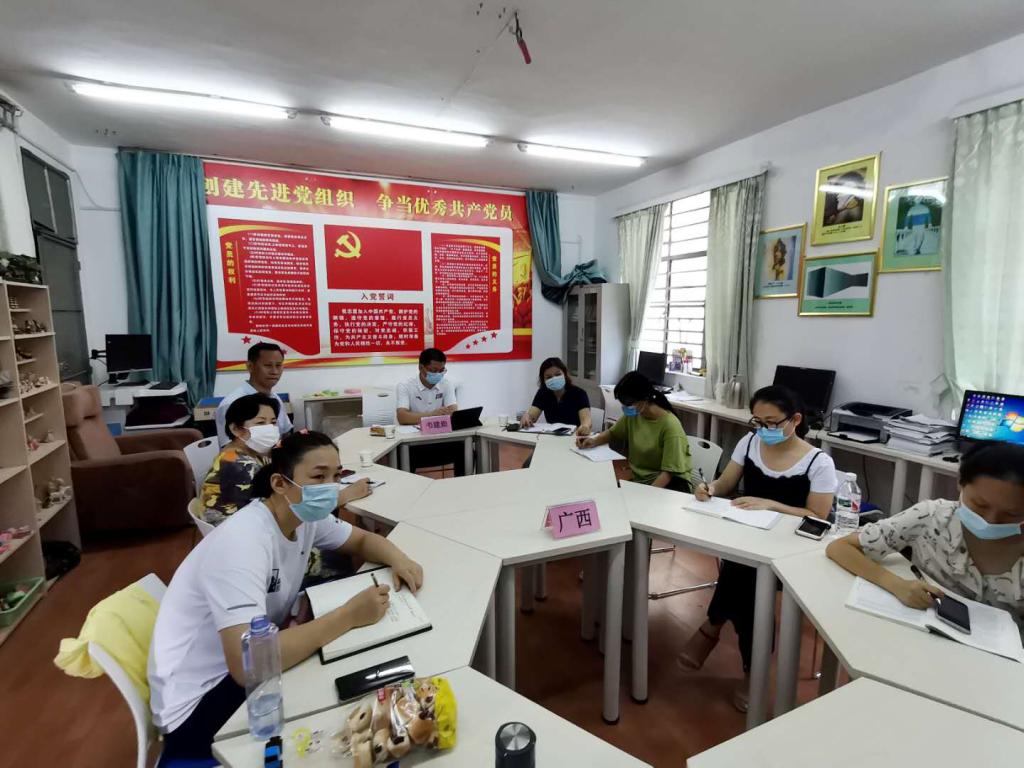 参会人员在认真做笔记