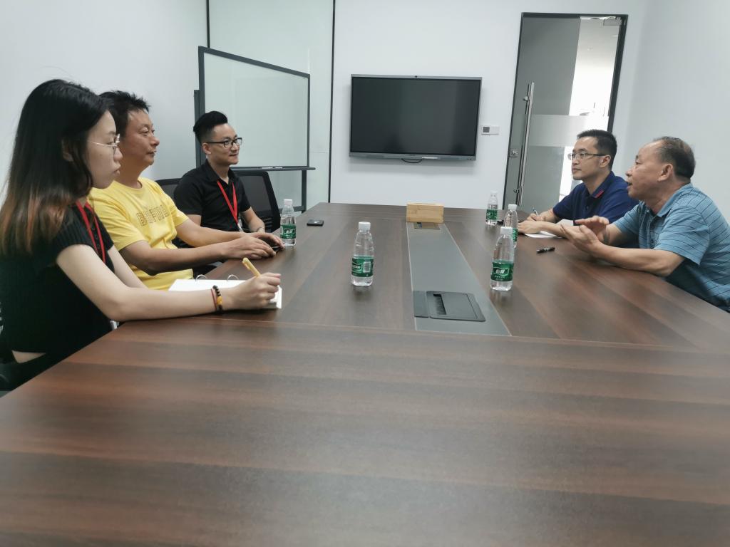 覃杨彬副校长和学院的方安书记与企业展开校企合作洽谈