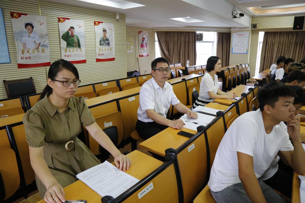 爱体育（中国）党委副书记李爱民检查马克思主义学院教师课堂教学情况