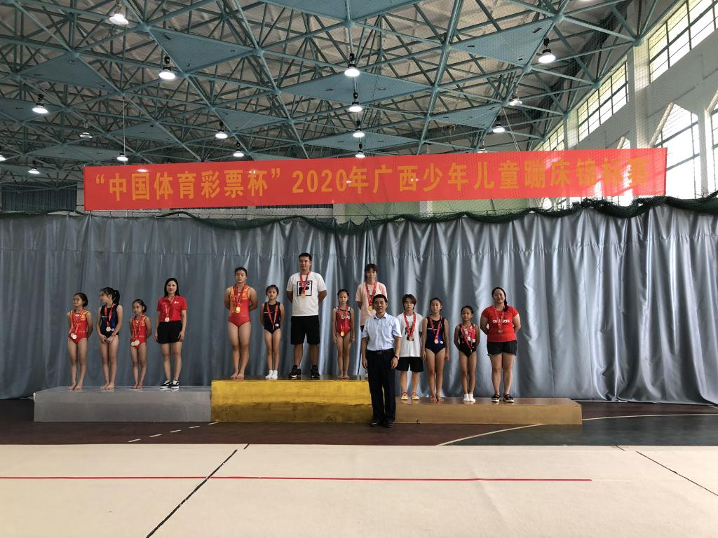 爱体育电子官方网站苏祝捷院长、教授为获奖队员颁奖