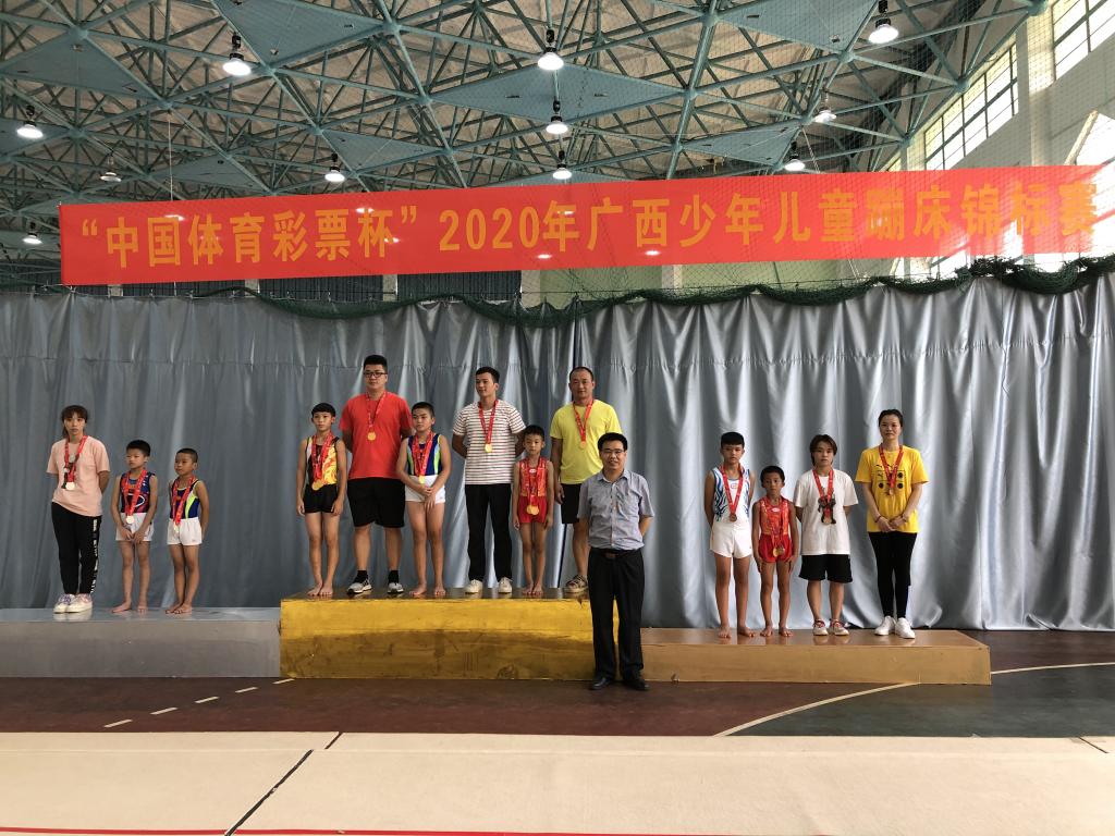 广西壮族自治区体育局三级调研员黄宗伟为获奖队员颁奖