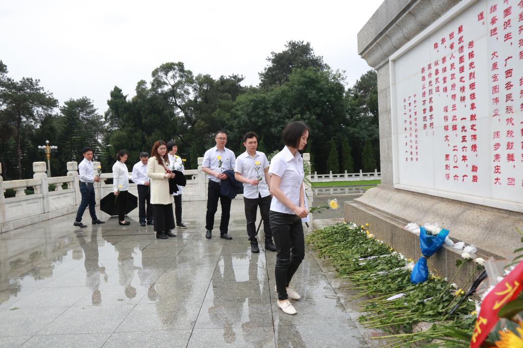 党员向革命烈士纪念碑鲜花致敬 党员向革命烈士纪念碑鲜花致敬