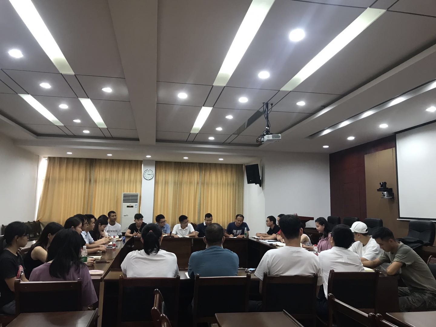 新进教师进行分组讨论