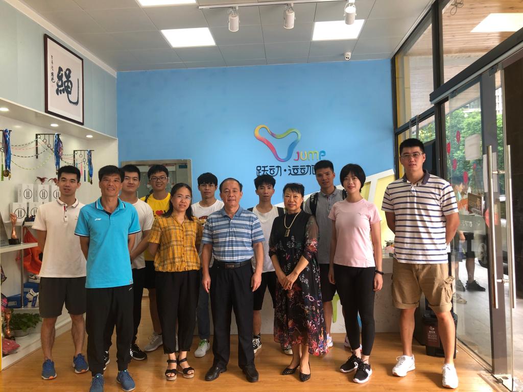 项目团队与爱体育电子官方网站优秀毕业生及新到岗学徒制合作班学生代表合影