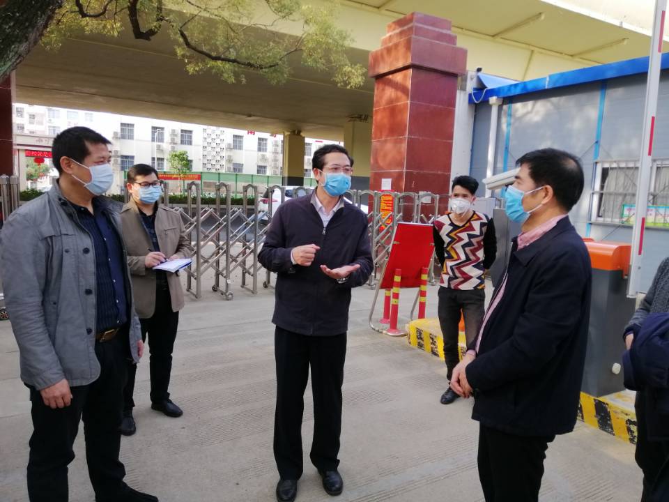 卢意文副局长(中)到爱体育电子官方网站到校检查指导新型冠状病毒肺炎疫情防控工作