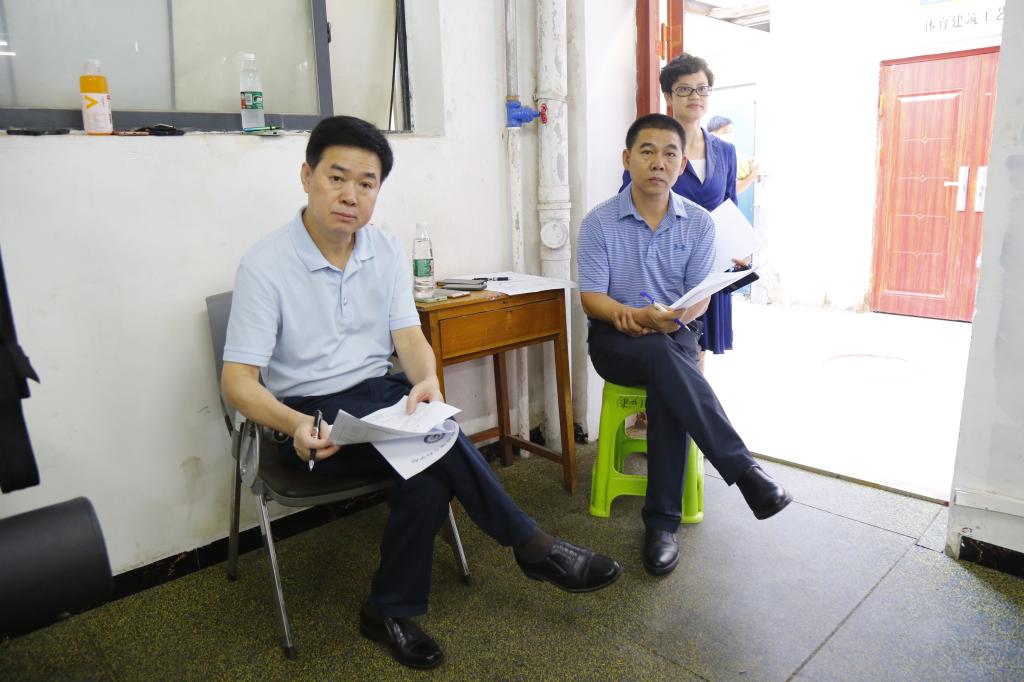 爱体育(中国)党委书记周璋斌检查运动科学与健康学院教师的课堂教学情况 爱体育(中国)党委书记周璋斌检查运动科学与健康学院教师的课堂教学情况