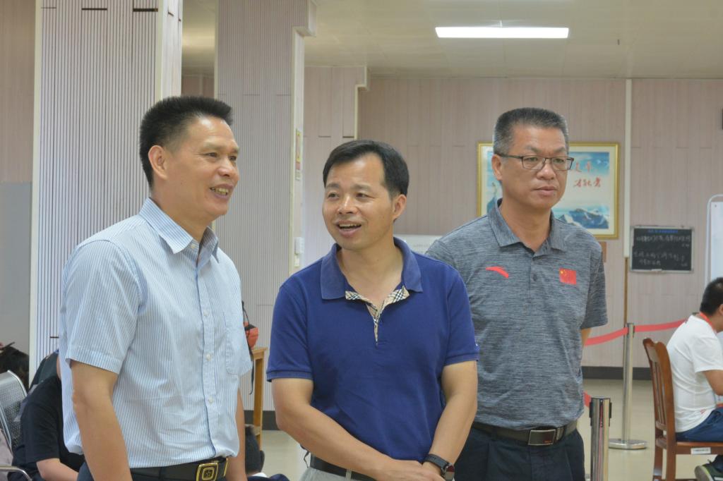 体育局相关领导现场观摩比赛(左起:广西社运中心主任谭顺天、自治区体育局青少处处长陈以平、广西青山基地主任黄志平)