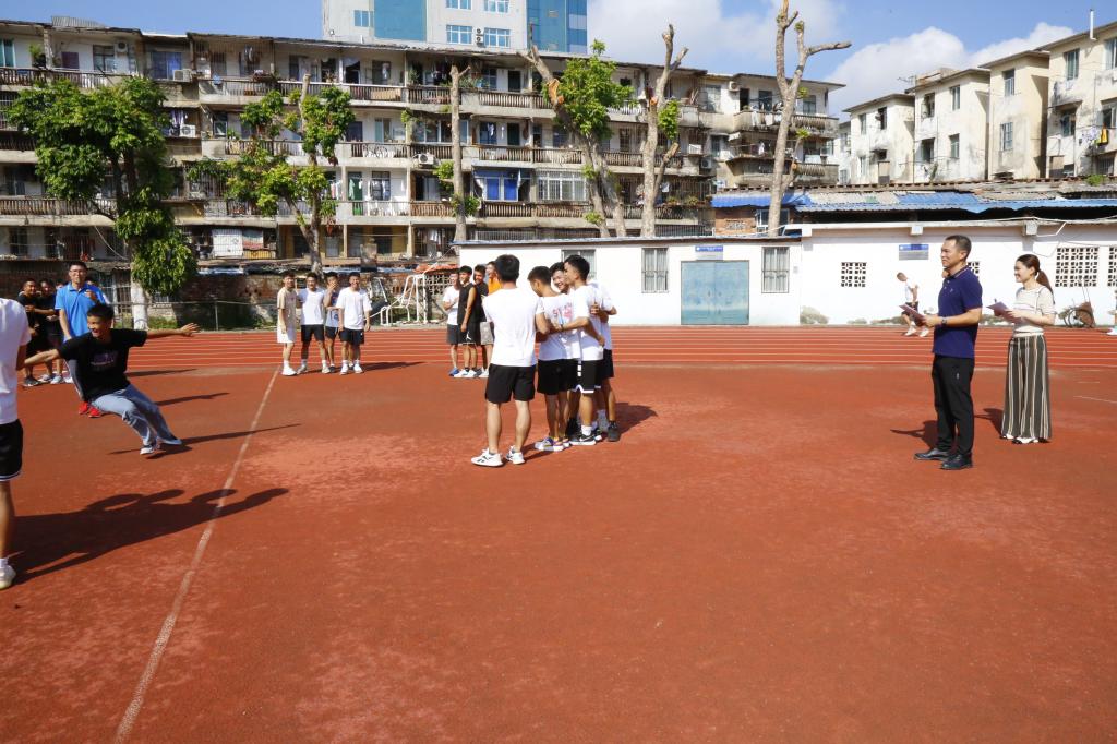 爱体育（中国）纪检书记罗黎造检查体育与教育学院教师课堂教学情况