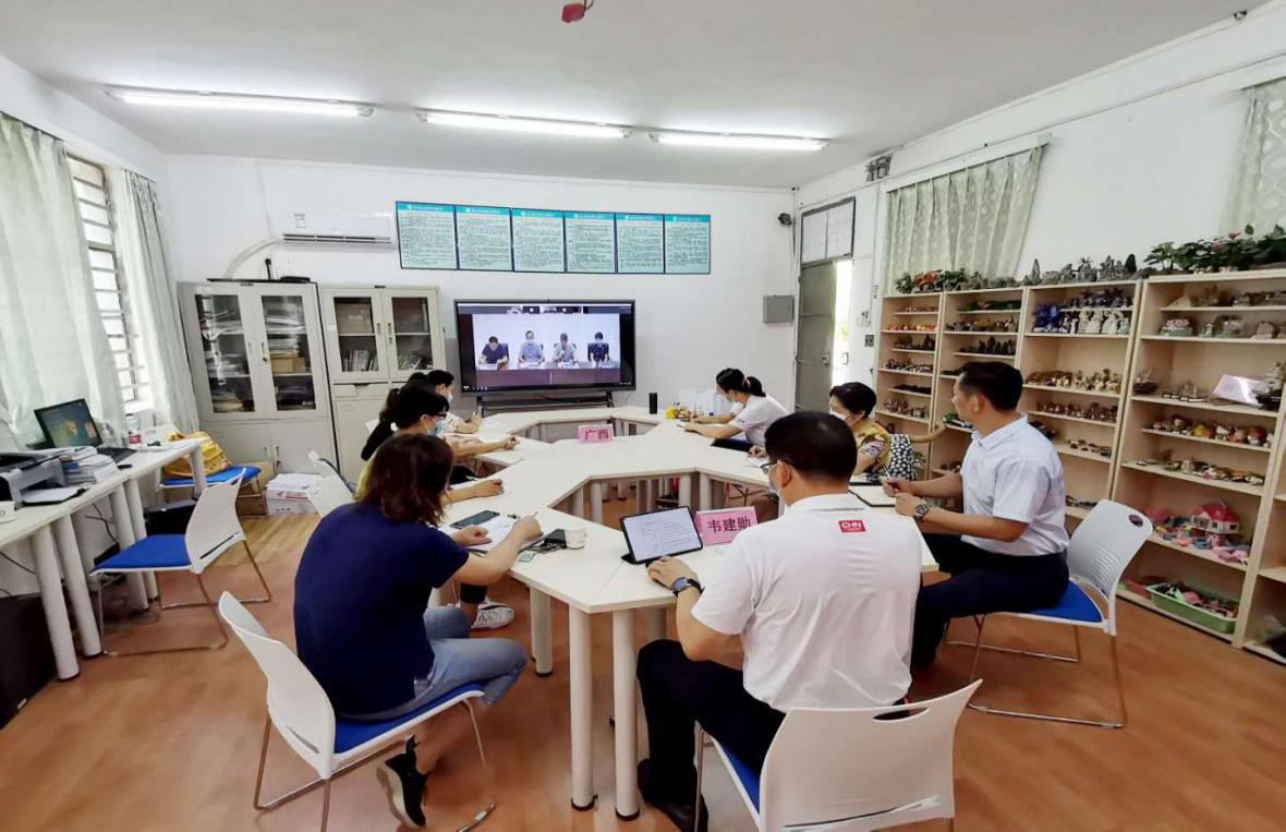 参会人员认真聆听杨杰副所长讲话