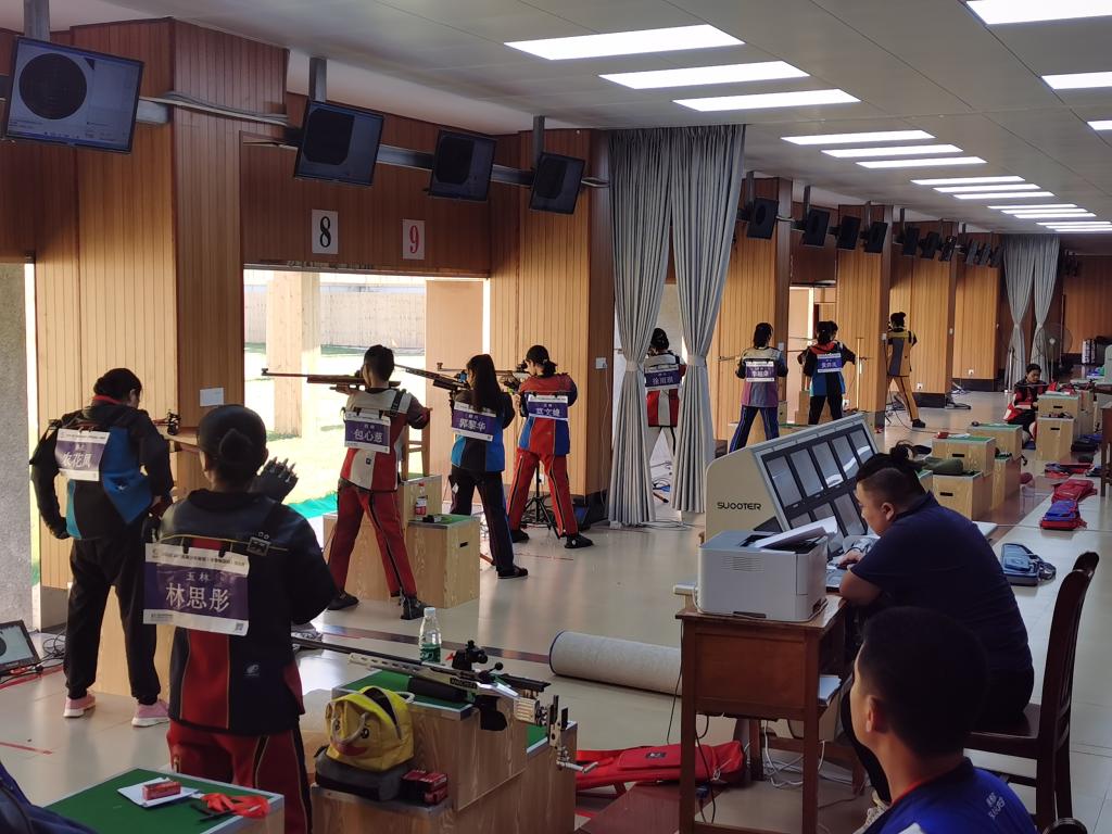 女子50米步枪3种姿势比赛现场