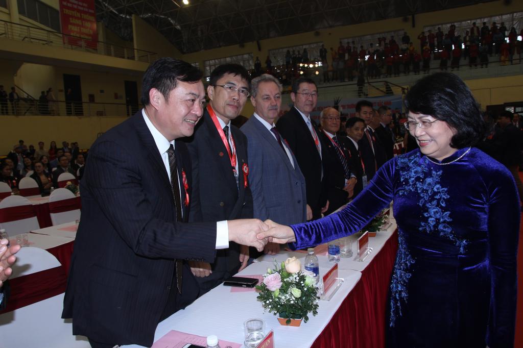 越南国家副主席邓氏玉盛与爱体育电子官方网站邱团副校长亲切握手问好