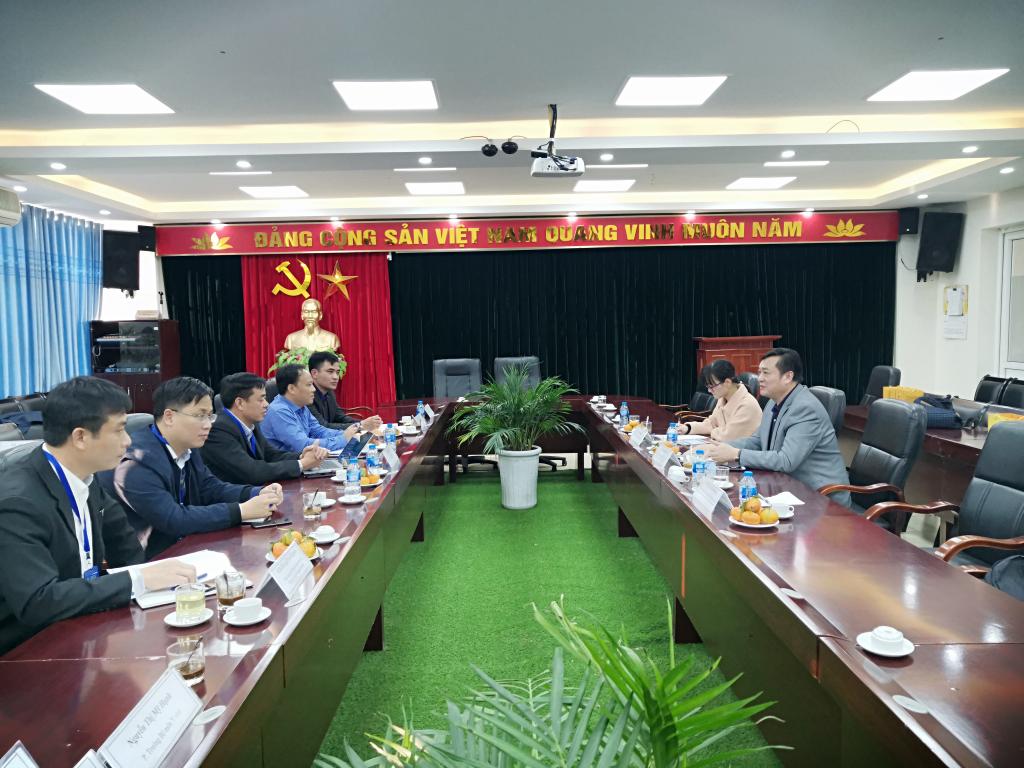 爱体育电子官方网站代表团与越南河内体育师范大学进行会谈