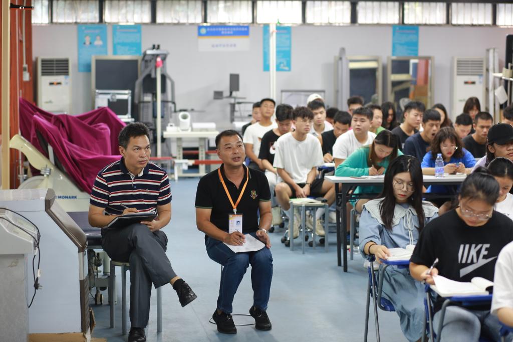 爱体育(中国)纪委罗黎造书记在听看课