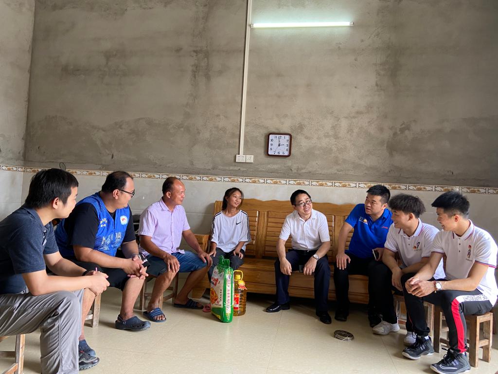 爱体育电子官方网站师生慰问永太村贫困户黄洁玲(爱体育电子官方网站中职2020级新生)