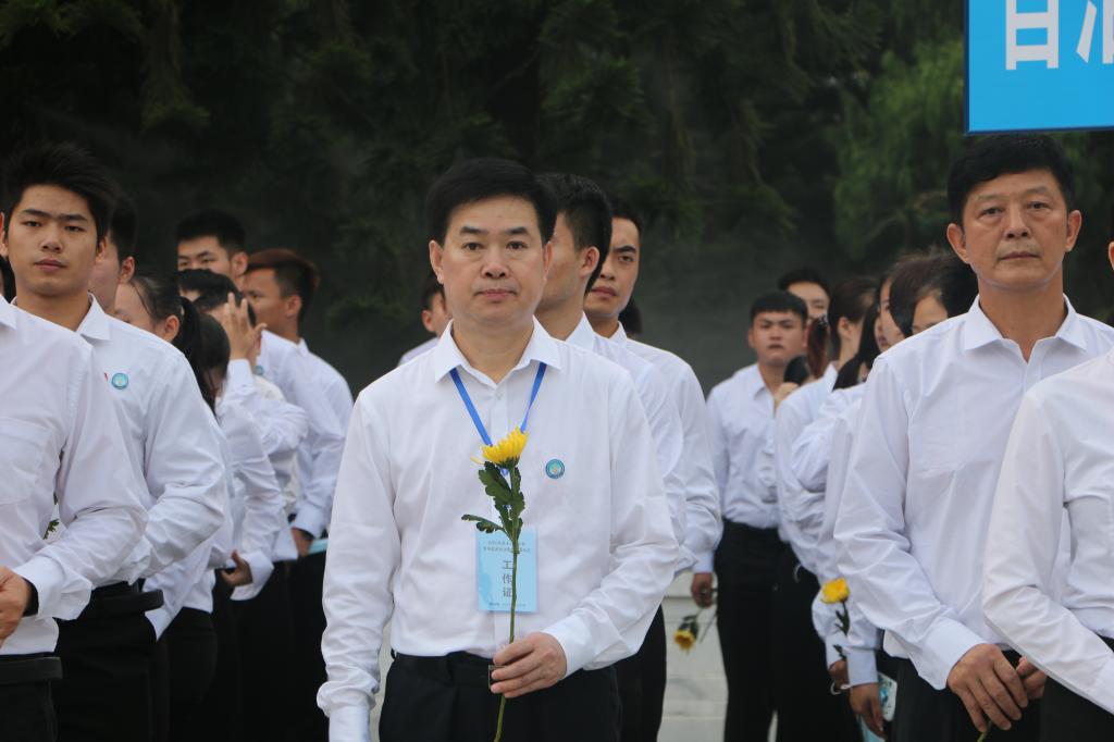 周璋斌书记带领爱体育电子官方网站师生参加烈士纪念日公祭活动