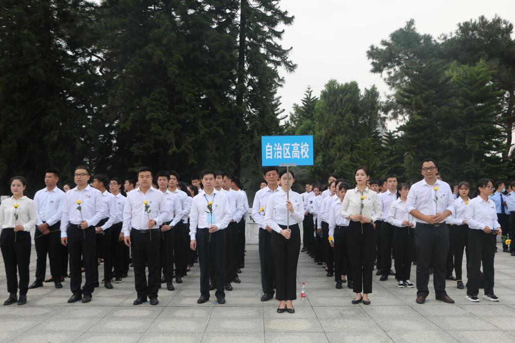 爱体育电子官方网站师生代表参加烈士纪念日公祭活动